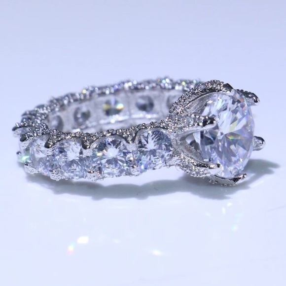 Simulated Diamonds Exaggerated  vintage Beautiful Ring - Picture 5 of 10